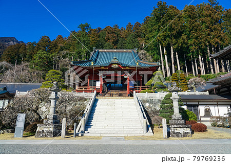 身延山久遠寺（山梨県）の御真骨堂  79769236
