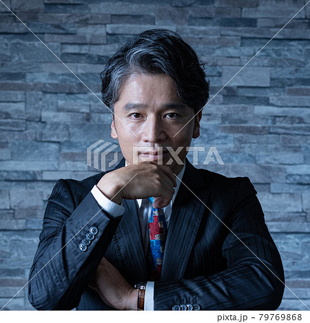 ミドルエイジの男性のポートレート　正方形 79769868