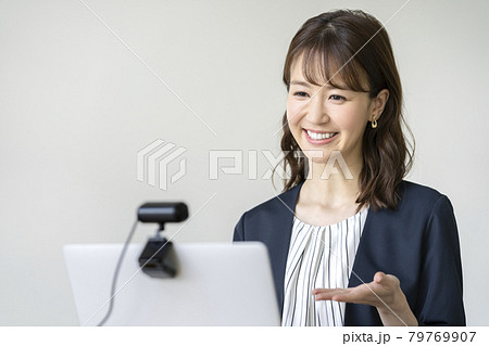 ウェブカメラに向かって話すビジネスウーマン 　ビデオ通話　オンライン会議　イメージ 79769907
