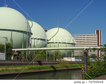 東京板橋・新河岸川沿いのガスタンクと高層マンション 79769948
