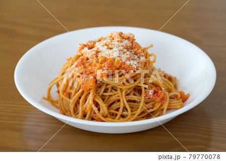 トマトソースの全粒粉パスタ 79770078