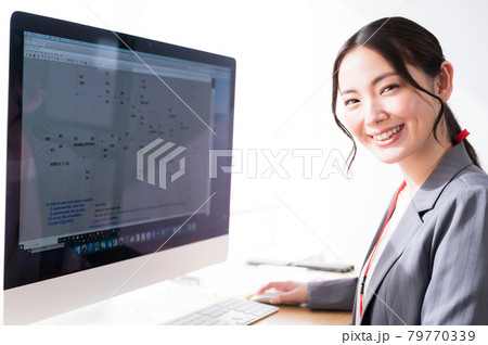 パソコンの前で仕事をする女性エンジニア 79770339