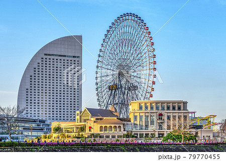 横浜の都市風景 観覧車と汽車道とインターコンチネンタルホテルの写真素材