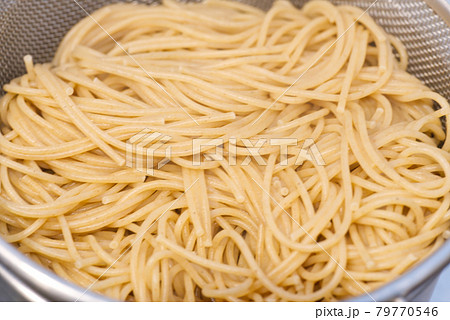 茹でた全粒粉パスタ麺 茹でた全粒粉パスタ麺 79770546