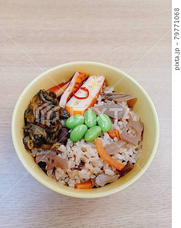 ゴボウの炊き込みごはん 79771068