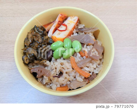 ゴボウの炊き込みごはん 79771070