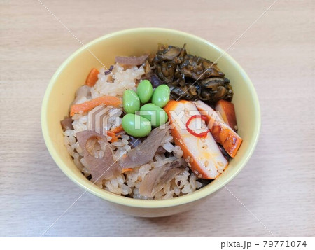 ゴボウの炊き込みごはん 79771074