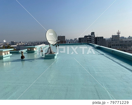 ウレタン防水作業中の屋上 79771229