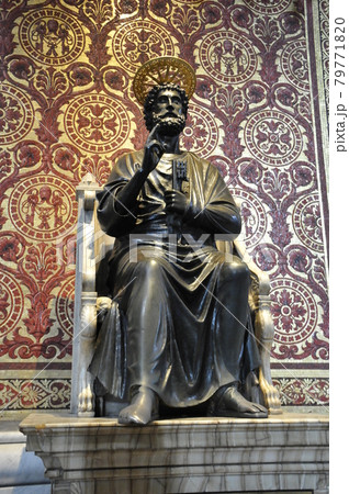 バチカン市国、サンピエトロ大聖堂、聖ペテロ像の写真素材 [79771820