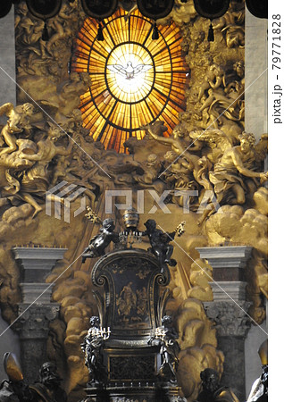 バチカン市国、サンピエトロ大聖堂、聖ペテロの椅子、鳩のステンド