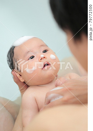 赤ちゃんの沐浴をするパパ 79772500