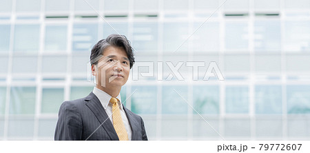 ミドルエイジのビジネスマンのポートレート バナーサイズ ミドルエイジのビジネスマンのポートレート バナーサイズ 79772607