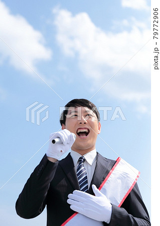 選挙演説をする立候補者の男性 79772906