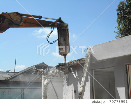JOHOR, MALAYSIA -JUNE 26, 2016: Concrete hacking machine used to crush waste concrete to small pieces at the construction site in Malaysia. 79773991