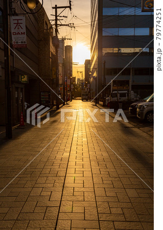 夕暮れの街 79774251