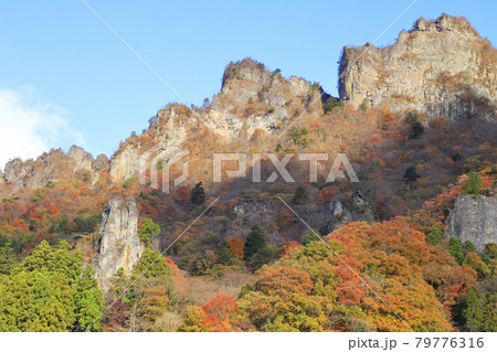妙義山の紅葉 79776316