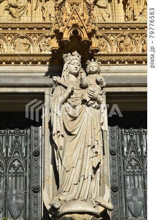 Marienstatue vor dem Eingang des Koelner Domes Marienstatue vor dem Eingang des Koelner Domes 79776563