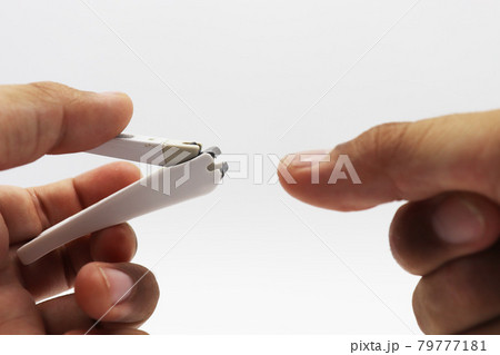 爪を切る 爪を切る 79777181
