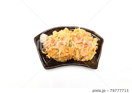 皿に盛ったエビと野菜のかき揚げ 皿に盛ったエビと野菜のかき揚げ 79777713
