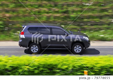走る車を流し撮り　トヨタランドクルーザープラド 79778655