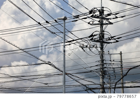 電線と電信柱 79778657
