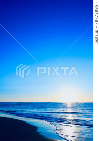 梅雨明けの朝日を浴びる河原子海岸　茨城県日立市 79778995