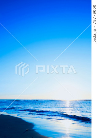 梅雨明けの朝日を浴びる河原子海岸　茨城県日立市 79779000