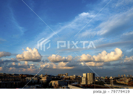 夏は来ぬ 梅雨明けの青空と漂う入道雲 夏は来ぬ 梅雨明けの青空と漂う入道雲 79779419