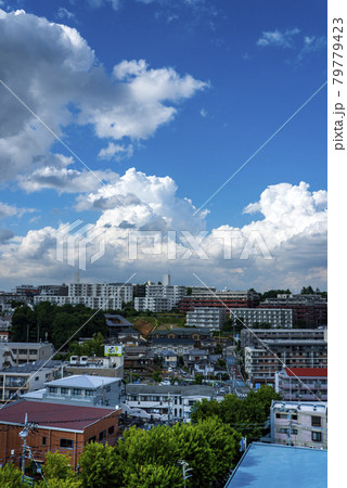 夏は来ぬ　梅雨明けの青空と漂う入道雲 79779423