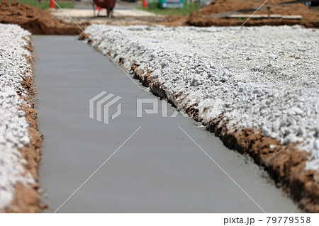基礎工事　打設後の捨てコンクリート 79779558