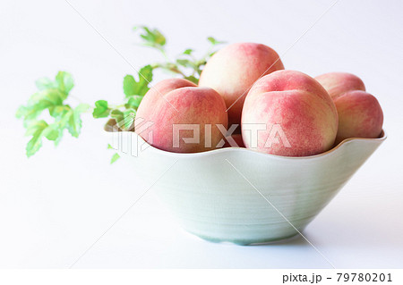 小ぶりな桃 79780201