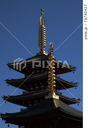 東京浅草・浅草寺境内・五重の塔と写経供養塔の相輪 79780427