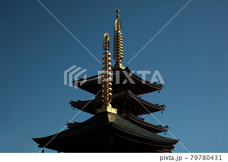 東京浅草・浅草寺境内・五重の塔と写経供養塔の相輪 東京浅草・浅草寺境内・五重の塔と写経供養塔の相輪 79780431