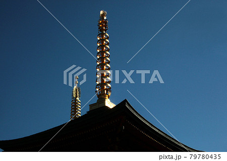 東京浅草・浅草寺境内・五重の塔と写経供養塔の相輪 79780435