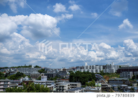夏は来ぬ 梅雨明けて青空に漂う白い雲 夏は来ぬ 梅雨明けて青空に漂う白い雲 79780839