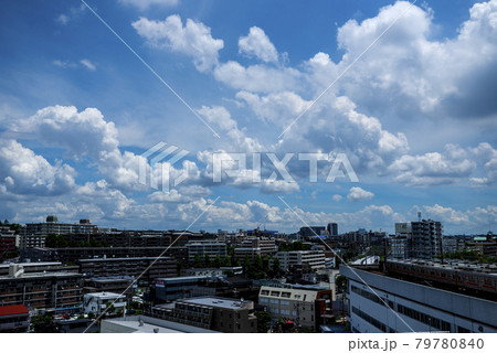 夏は来ぬ　梅雨明けて青空に漂う白い雲 79780840