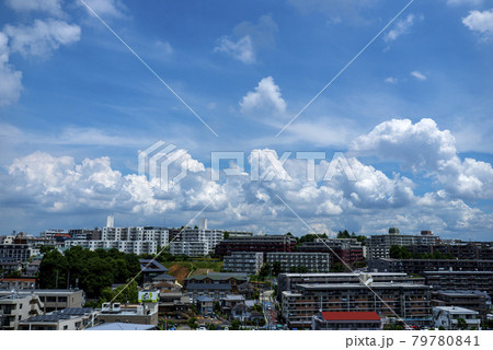 夏は来ぬ 梅雨明けて青空に漂う白い雲 夏は来ぬ 梅雨明けて青空に漂う白い雲 79780841