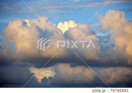 夏は来ぬ 梅雨明けの夕空に漂う雲たち 夏は来ぬ 梅雨明けの夕空に漂う雲たち 79780881