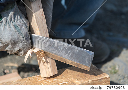 【鉈でフェザースティックを作る】 79780908