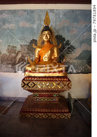 タイ・チェンマイの最も有名な黄金寺院の黄金の仏像 タイ・チェンマイの最も有名な黄金寺院の黄金の仏像 79781894