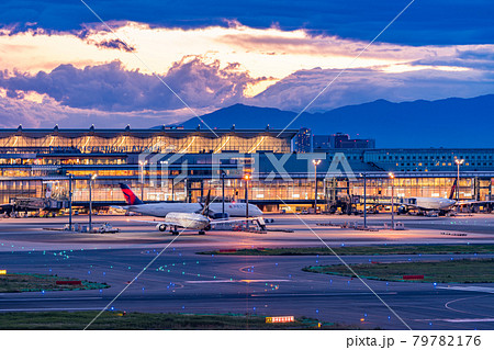 空港 飛行機 羽田空港 離陸 午後 夕暮れ 夜 航空会社 エンジン ブレーキ 第1ターミナル 富士山 空港 飛行機 羽田空港 離陸 午後 夕暮れ 夜 航空会社 エンジン ブレーキ 第1ターミナル 富士山 79782176