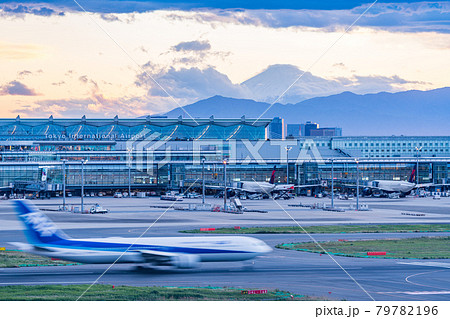 空港　飛行機　羽田空港　離陸　午後　夕暮れ　夜　航空会社　エンジン　ブレーキ　第1ターミナル　富士山 79782196