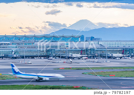 空港　飛行機　羽田空港　離陸　午後　夕暮れ　夜　航空会社　エンジン　ブレーキ　第1ターミナル　富士山 79782197