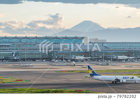 空港　飛行機　羽田空港　離陸　午後　夕暮れ　夜　航空会社　エンジン　ブレーキ　第1ターミナル　富士山 79782202
