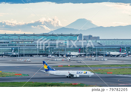空港　飛行機　羽田空港　離陸　午後　夕暮れ　夜　航空会社　エンジン　ブレーキ　第1ターミナル　富士山 79782205