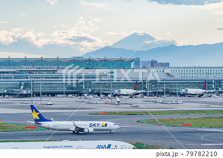 空港　飛行機　羽田空港　離陸　午後　夕暮れ　夜　航空会社　エンジン　ブレーキ　第1ターミナル　富士山 79782210