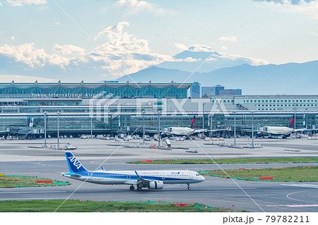 空港　飛行機　羽田空港　離陸　午後　夕暮れ　夜　航空会社　エンジン　ブレーキ　第1ターミナル　富士山 79782211