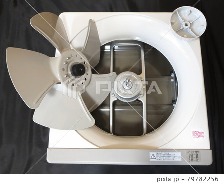 住宅家電設備のファン型換気扇 79782256