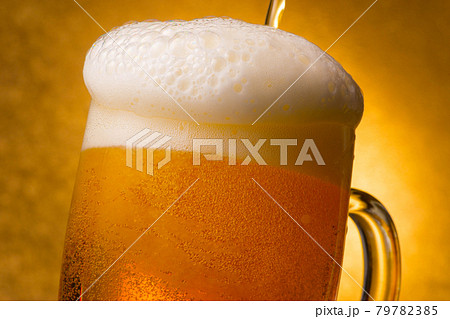 ビール　注ぐ　泡 79782385
