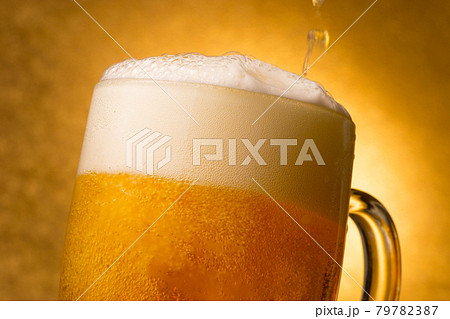ビール　注ぐ　泡 79782387